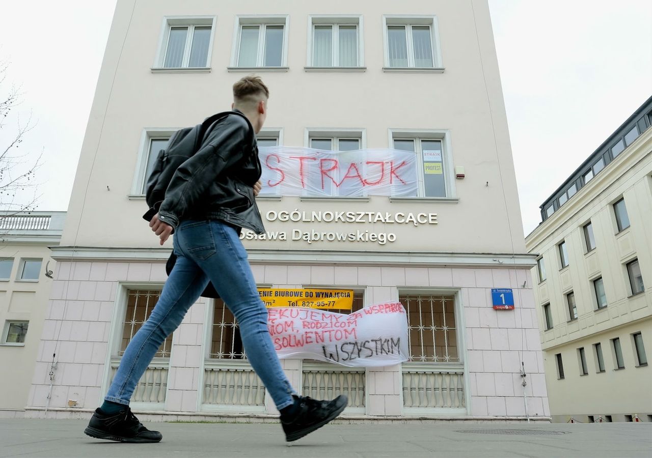 Kiedy koniec strajku nauczycieli? Pierwsze szkoły odpuszczają protest