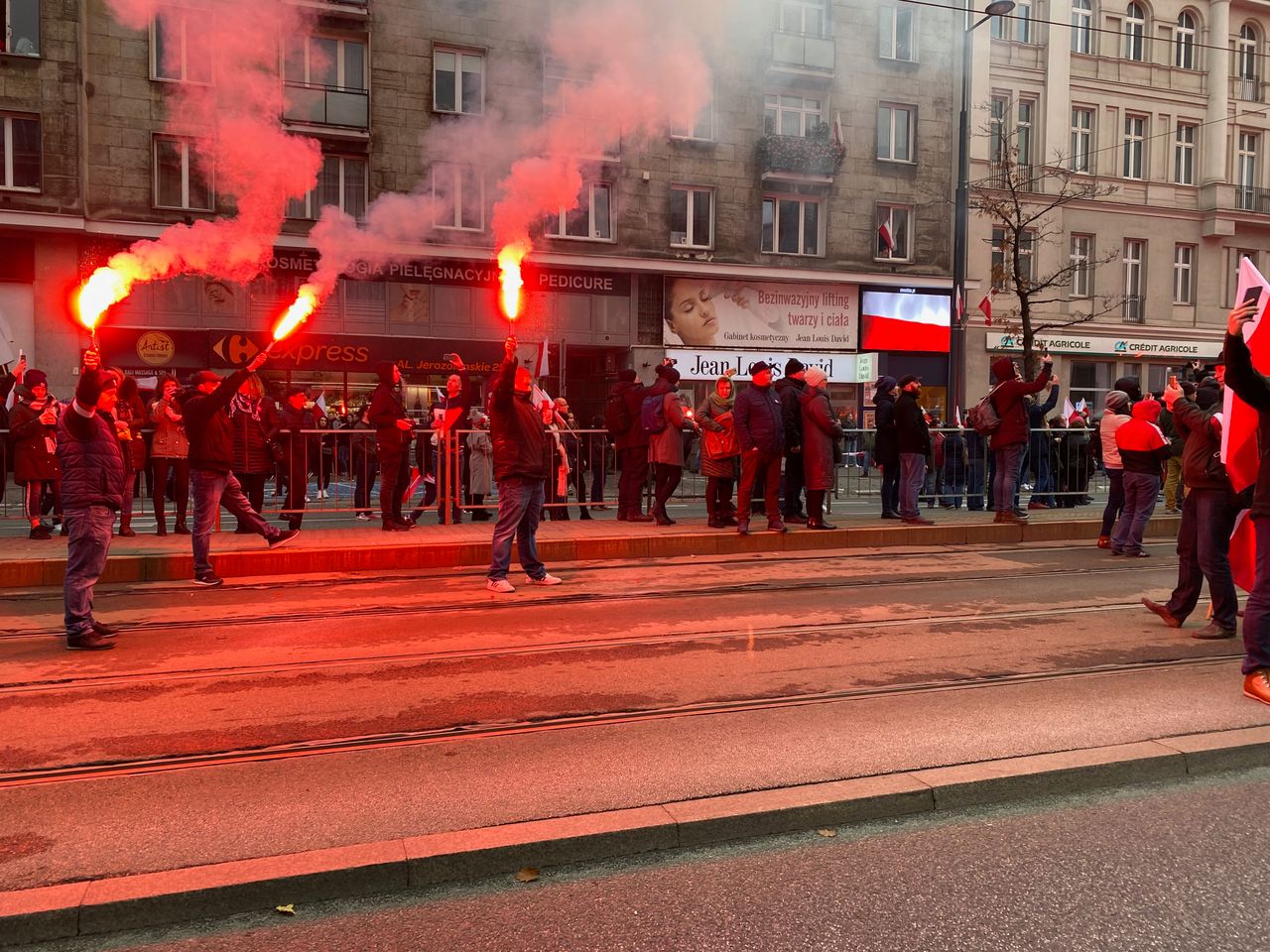 Marsz Niepodległości 2019 w oparach smogu z rac. Wykryły to czujniki jakości powietrza