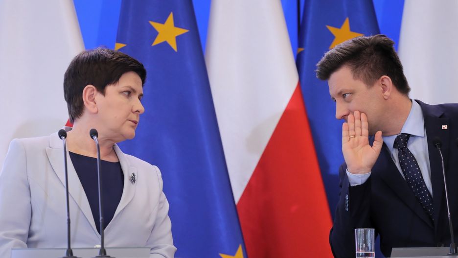 Wicepremier Beata Szydło i szef KPRM Michał Dworczyk (P) podczas konferencji prasowej nt. strajku nauczycieli, 8 bm. w Warszawie. (PAP)