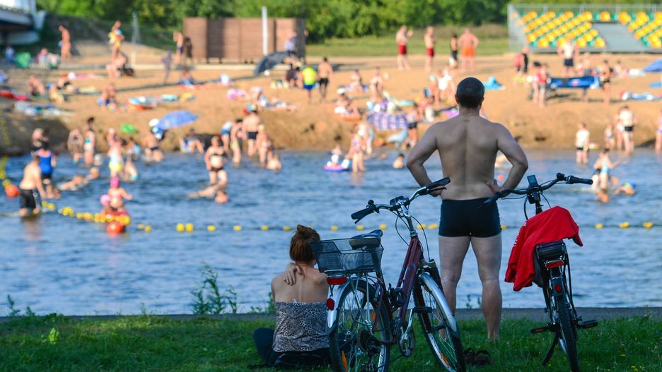 Fala upałów w Polsce przynosi pierwsze efekty. Rekordowo ciepła woda jeziora w Ełku.
