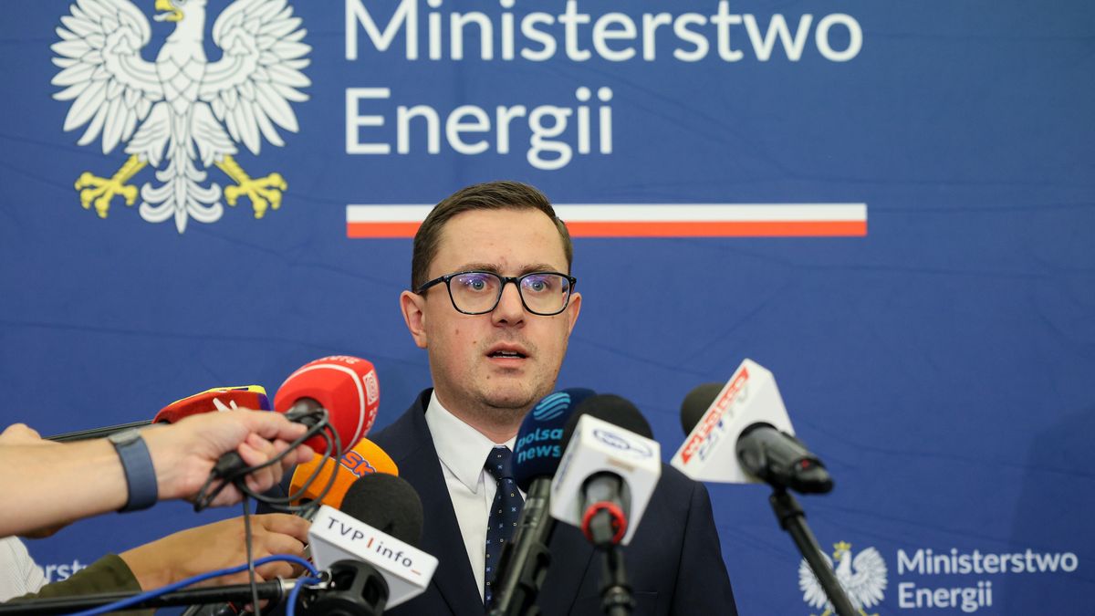 Warszawa, 22.08.2025. Minister energii Miłosz Motyka na konferencji prasowej poświęconej skutkom prezydenckiego weta dotyczącego ustawy obniżającej ceny energii, 22 bm. w Warszawie. (jm) PAP/Paweł Supernak