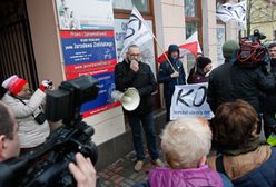 Protest KOD przed biurami parlamentarzystów PiS w Suwałkach
