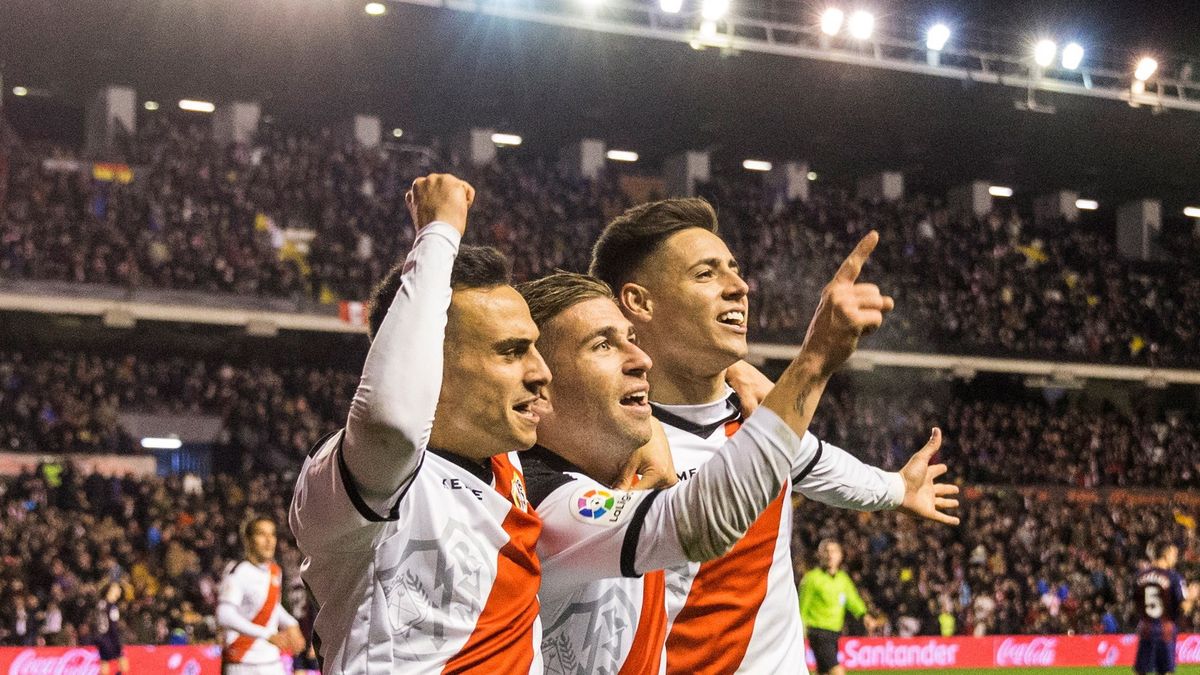 PAP/EPA / Rodrigo Jimenez / Na zdjęciu: piłkarze Rayo Vallecano