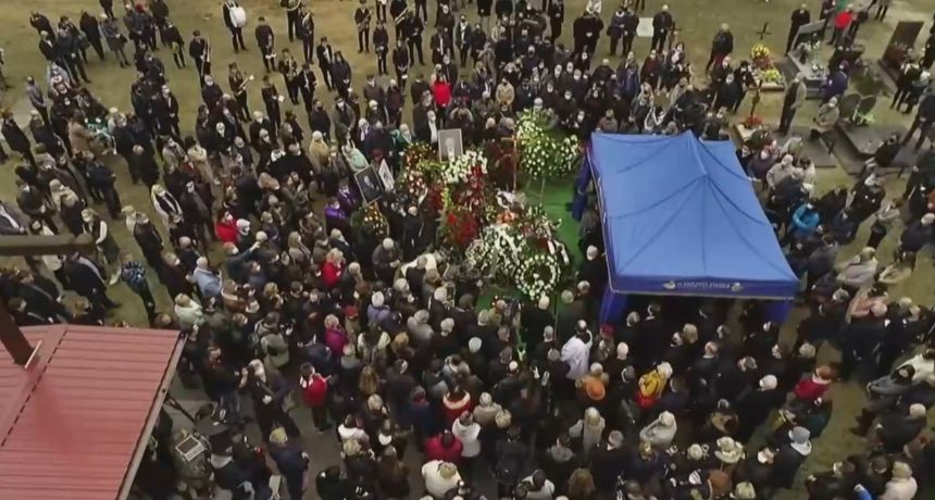 Tłumy na cmentarzu w Grotnikach