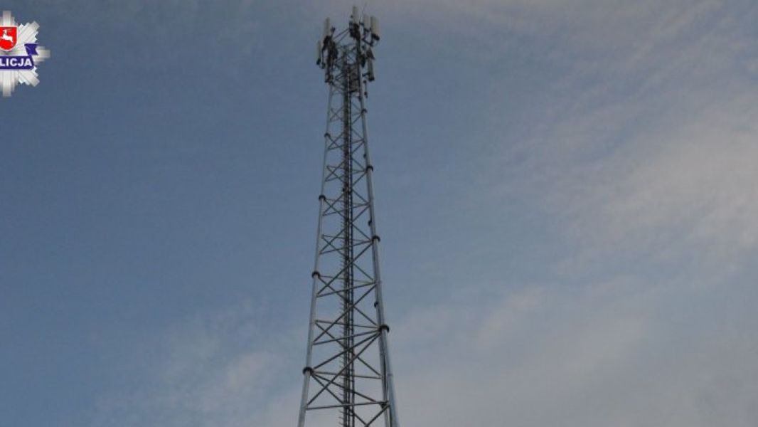 Mężczyzna próbował zniszczyć konstrukcję masztu /Fot. KMP Chełm