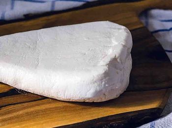 Kupiłeś ten ser w Auchan? Natychmiast oddaj, chodzi o szkło i tworzywo sztuczne