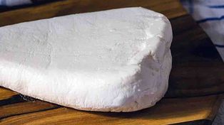 Kupiłeś ten ser w Auchan? Natychmiast oddaj, chodzi o szkło i tworzywo sztuczne