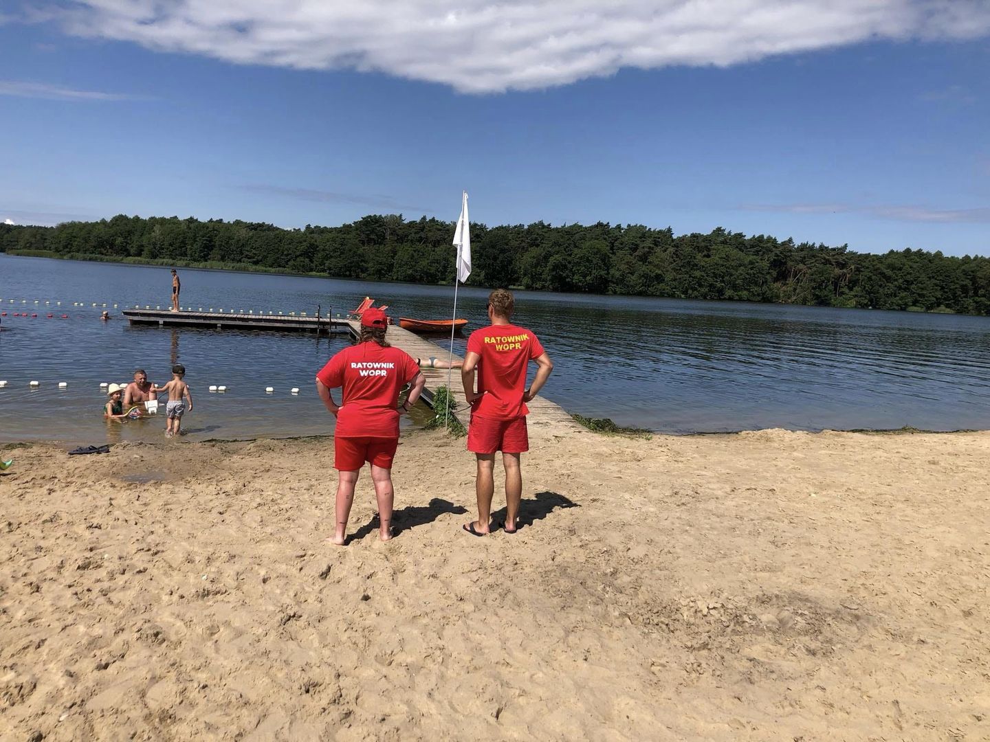 Kłótnia o plażę nad Jeziorem Powidzkim w Wielkopolsce. Ratownicy zamknęli kąpielisko, mieszkańcy krytykują