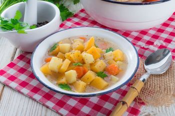 Pożywna zupa z brukwi na gęsinie nakarmi całą rodzinę. Ugotuj ją z tradycyjnego przepisu jak nasze babcie