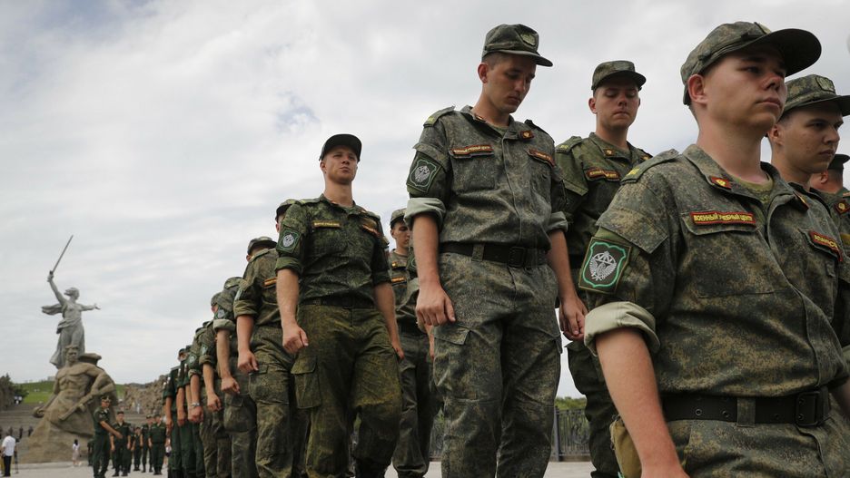 Ukraina - arch
Russian army soldiers march during an action in support for the soldiers involved in a special military operation in Ukraine, at the Mamaev Kurgan, a World War II memorial in Volgograd, Russia, Monday, July 11, 2022. (AP Photo/Alexandr Kulikov)
AP