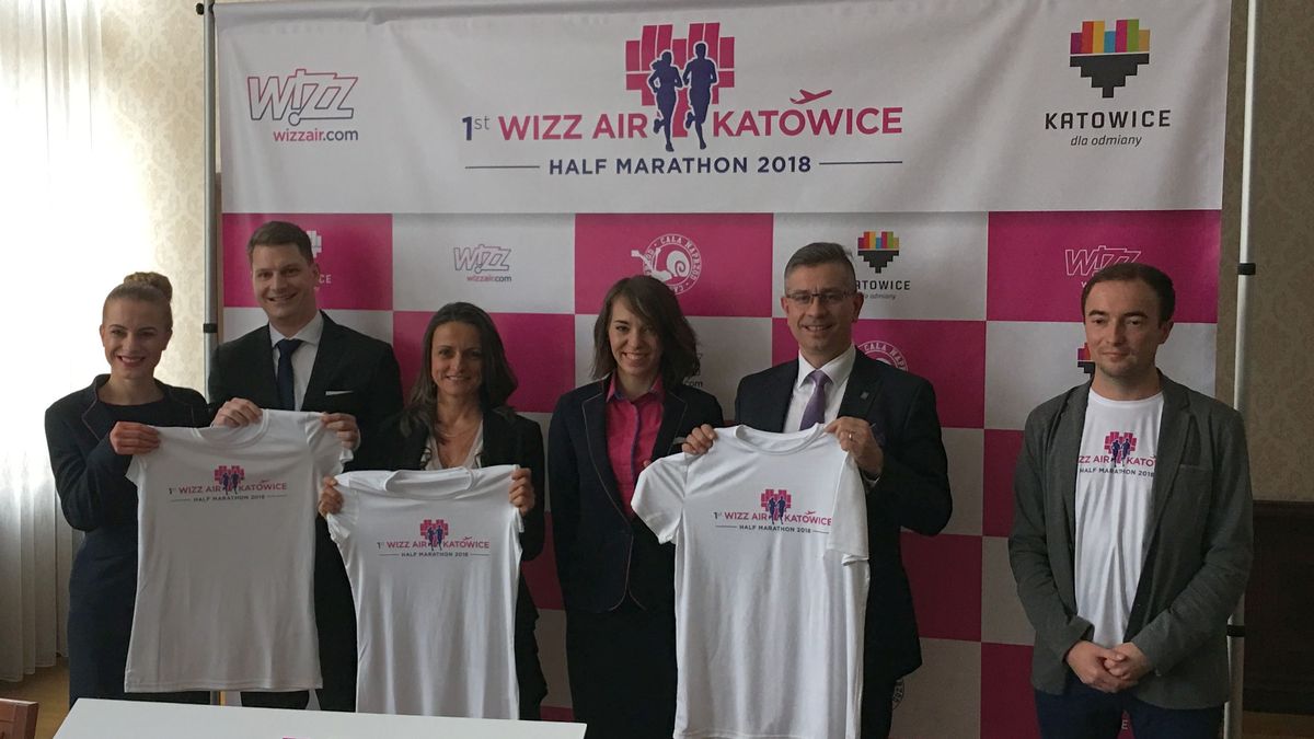 przedstawiciele Wizz Air, miasta Katowice i fundacji "Cała Naprzód" podczas spotkania promującego półmaraton w Katowicach