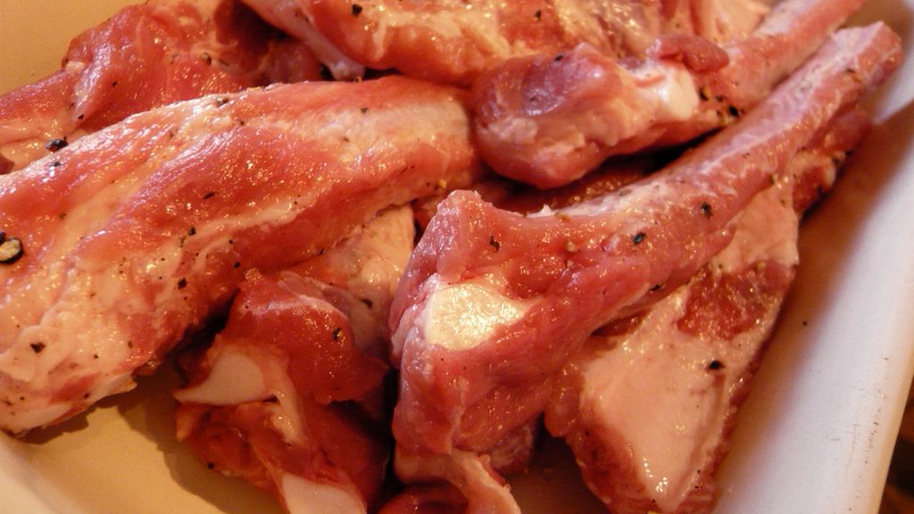 Surowe żeberka wieprzowe bez kości (mięso i tłuszcz)