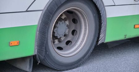 Nocny atak na autobus linii nr 8 przy ul. Krężnickiej. Wyzwiska, pościg i rozbita szyba pojazdu