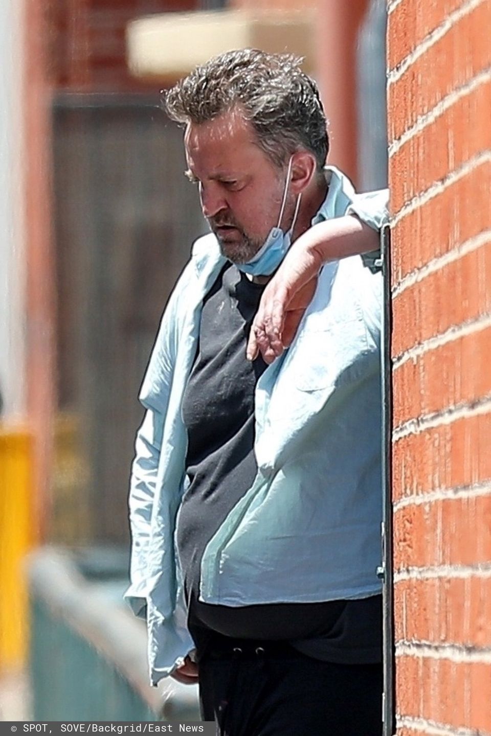 Zmęczony Matthew Perry wyłania się z budynku w Beverly Hills