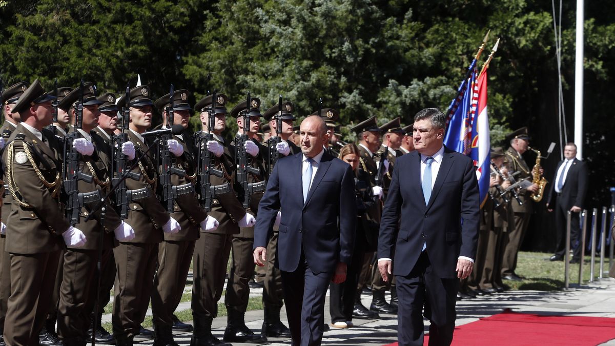 Bulgarian President Rumen Radev visits Croatia
epa12237194 Croatian President Zoran Milanovic (R) and Bulgarian President Rumen Radev (L) inspect the honour guard during their visit to Zagreb, Croatia, 14 July 2025.  EPA/ANTONIO BAT 
Dostawca: PAP/EPA.
ANTONIO BAT
flags, diplomacy, visit