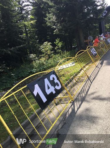 Numer belgijskiego kolarza umieszczono również na bramkach odgradzających widownię od trasy.