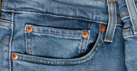 Do czego służy kieszonka w jeansach? Specjalnie jest taka mała