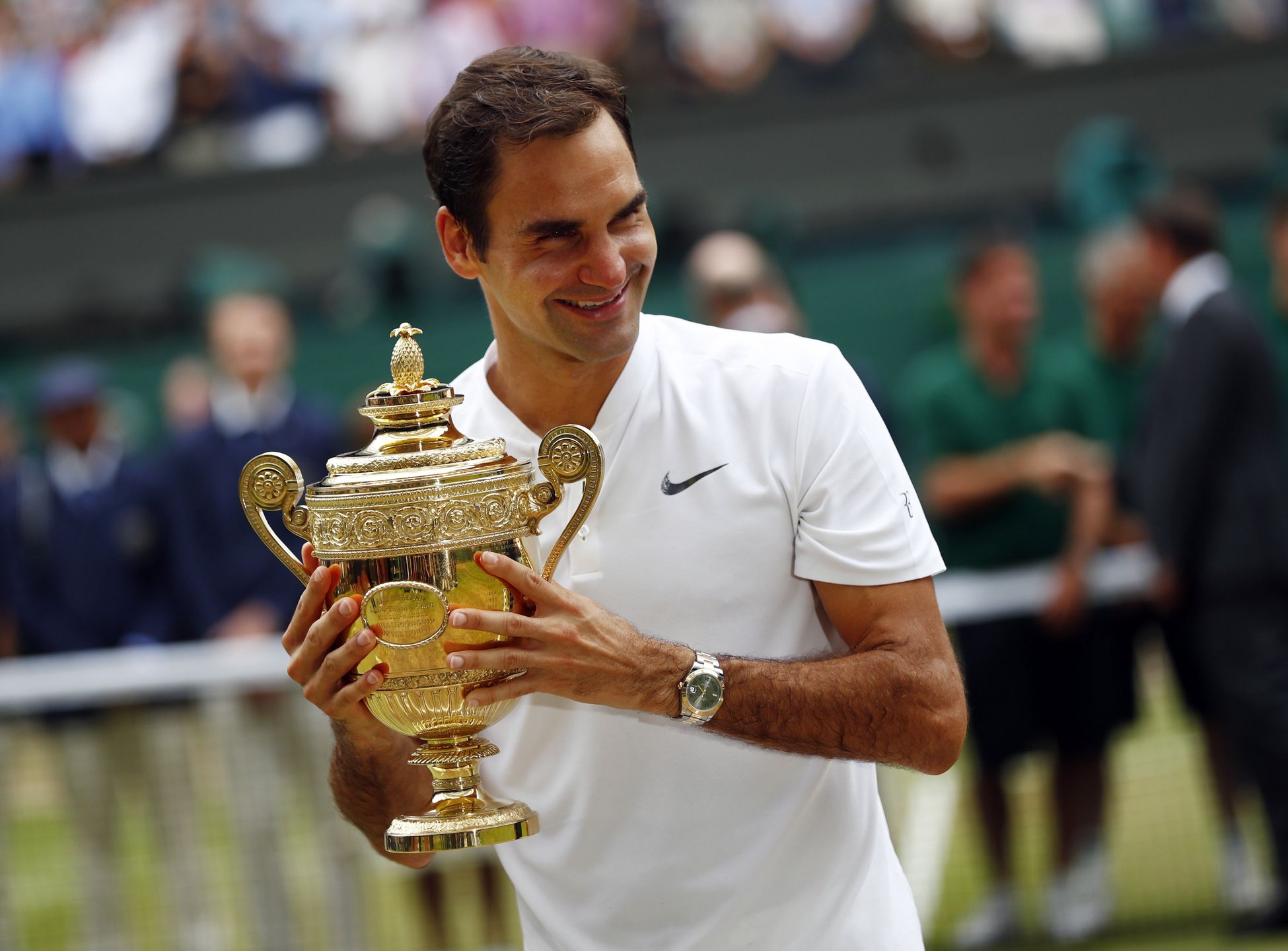 (FILE) - Roger Federer of Switzerland holds the championship trophy following his victory over Marin Cilic of Croatia in the men's final of the Wimbledon Championships at the All England Lawn Tennis Club, in London, Britain, 16 July 2017 (re-issued 15 September 2022). Federer on 15 September 2022 released a statement reading that the Laver Cup held on 23-25 September in London will be his final ATP event to compete in. EPA/NIC BOTHMA EDITORIAL USE ONLY *** Local Caption *** 53651680 Dostawca: PAP/EPA.