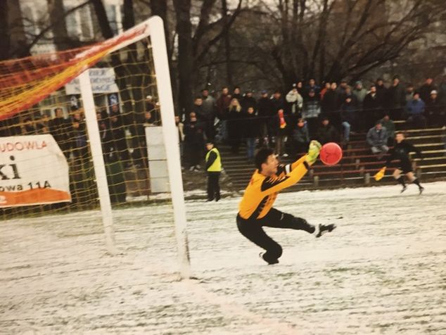 Mirosław Dymek uchwycony w trakcie interwencji podczas jednego z meczów Jagiellonii (fot. Archiwum Prywatne Mirosława Dymka)