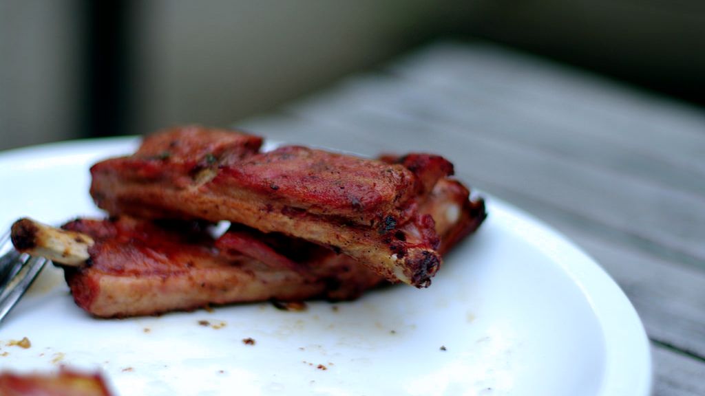Żeberka wieprzowe bez kości (mięso i tłuszcz) smażone na patelni