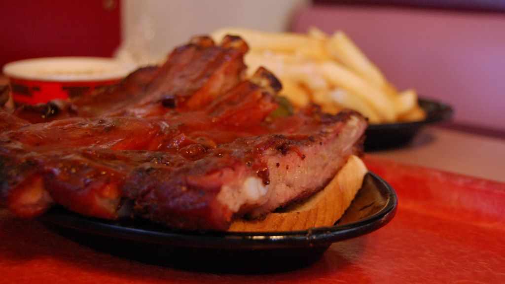 Pieczone żeberka wieprzowe bez kości (mięso i tłuszcz)