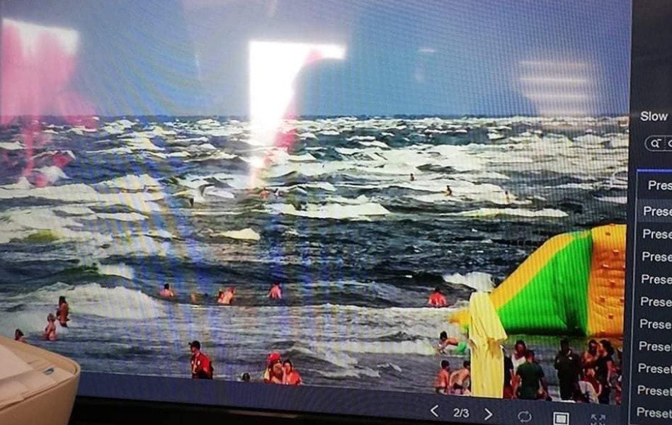 Bałtyk. Ratownicy WOPR obserwowali na monitoringu, jak mimo czerwonej flagi i wysokich fal plażowicze beztrosko wchodzili do wody