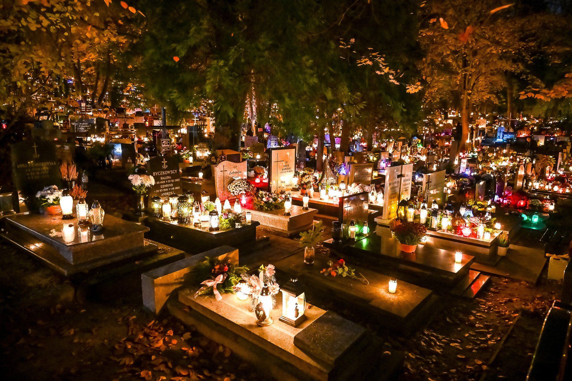 Wieczór na gdańskich cmentarzach. Tysiące zniczy rozświetla czas zadumy