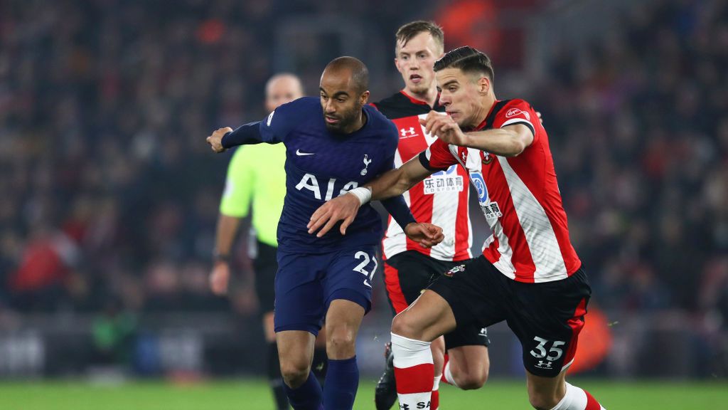 Zdjęcie okładkowe artykułu: Getty Images / Michael Steele / Na zdjęciu: Jan Bednarek w starciu z Lucasem Mourą