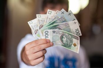 Ile trzeba mieć oszczędności, by żyć z odsetek? Oto kwota