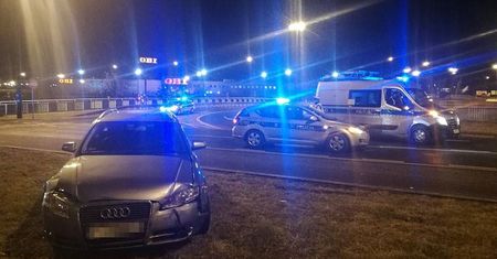 Zderzenie audi z renault na rondzie przy Makro. Jedna osoba poszkodowana