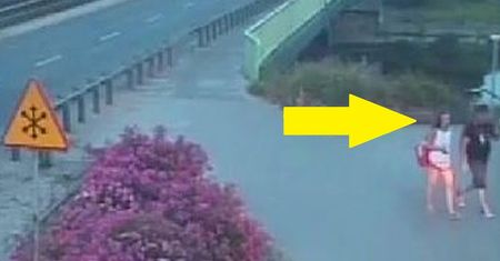 Kobieta wepchnęła rowerzystkę pod rozpędzone auto. Szuka jej policja