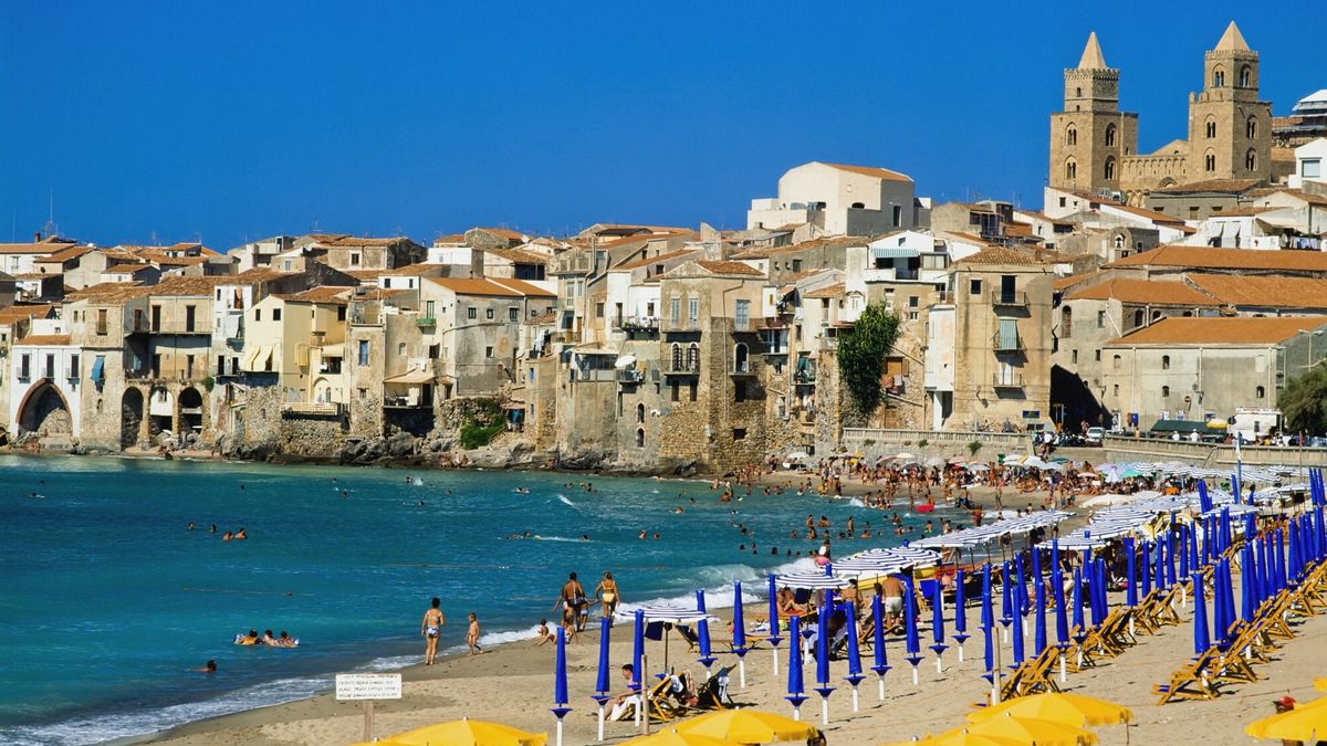 Design Pics Axiom 2013 September
People On Cefalu Beach