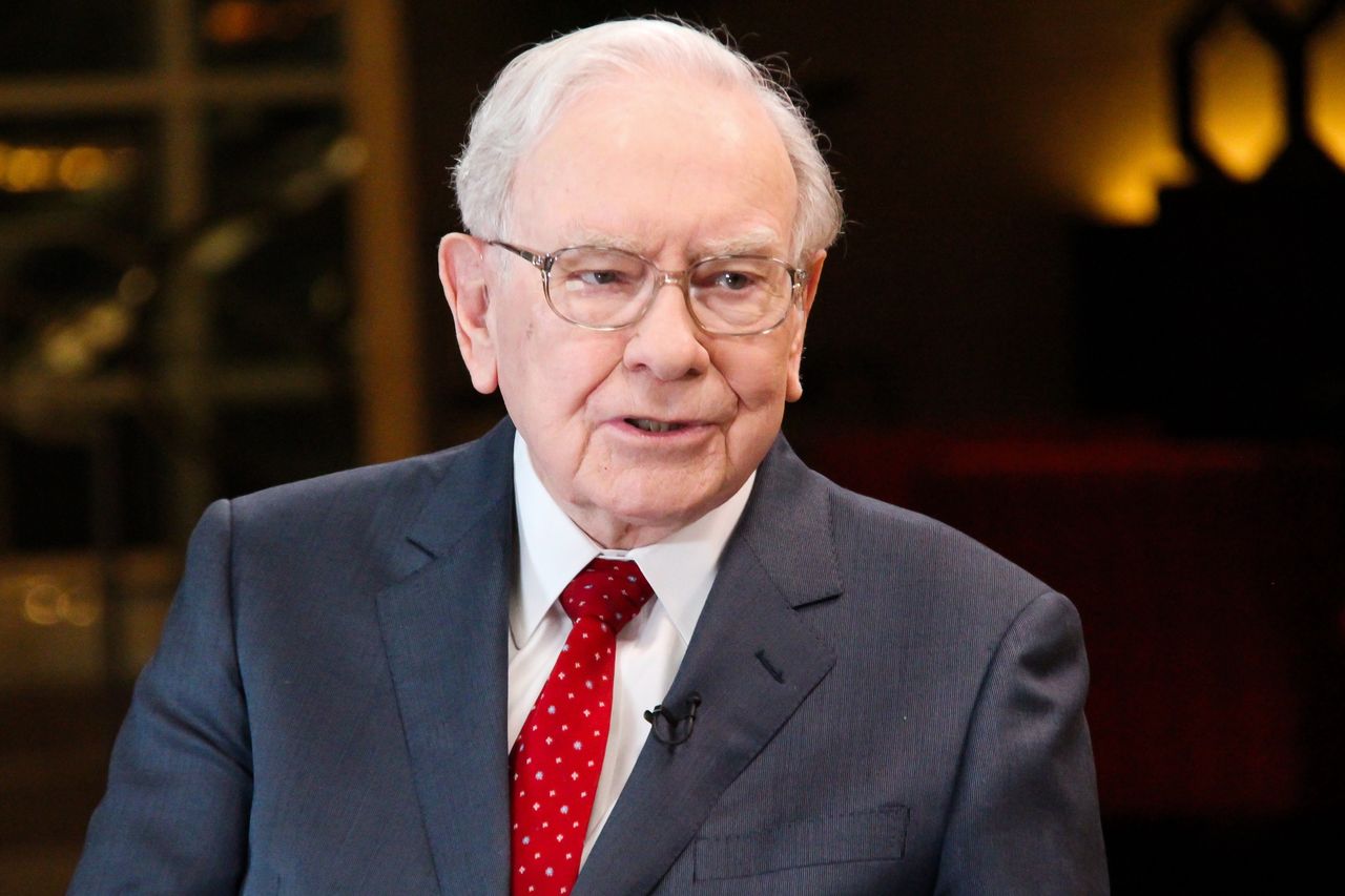 Warren Buffett. His fund currently holds a record amount of cash: 277 billion dollars