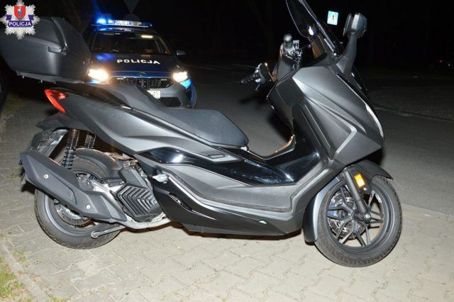 Na rondzie zaczepił stopką o jezdnię, skuter przewróci się na ulicę. 62-latek został ranny