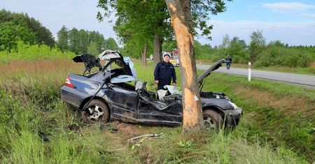 Dramatyczny wypadek. Mercedes rozbił się na drzewie. Nie żyje 36-latek