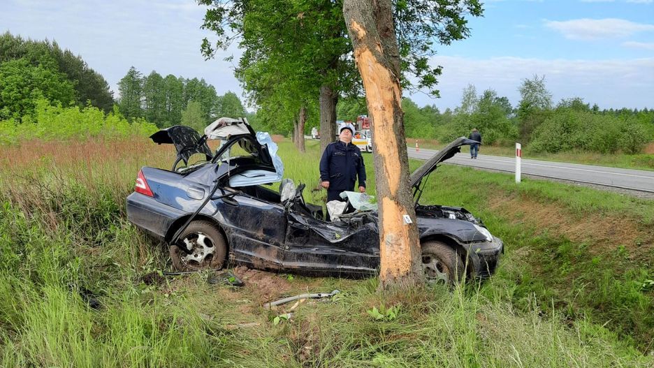 Kierowca samochodu uderzył w drzewo