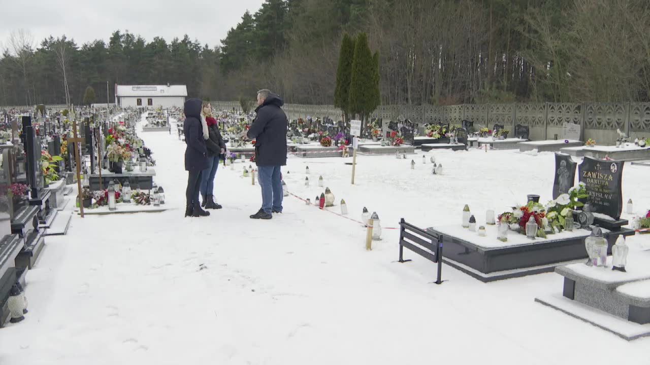 Ziemia na cmentarzu pochłonęła 40 grobów. Nie wiadomo, kto ma zapłacić za zniszczone pomniki