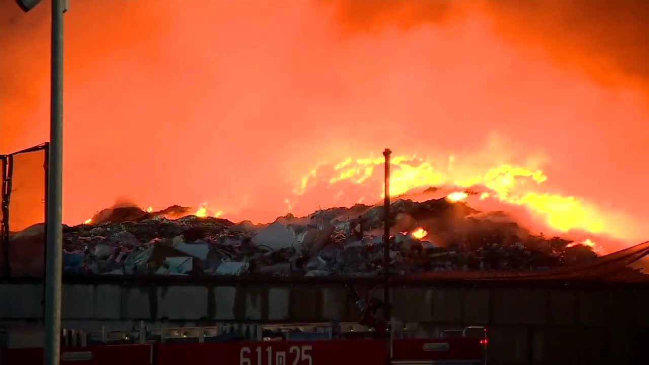 Pożar zakładu produkującego paliwa na Dolnym Śląsku. Akcja gaśnicza może potrwać kilka dni