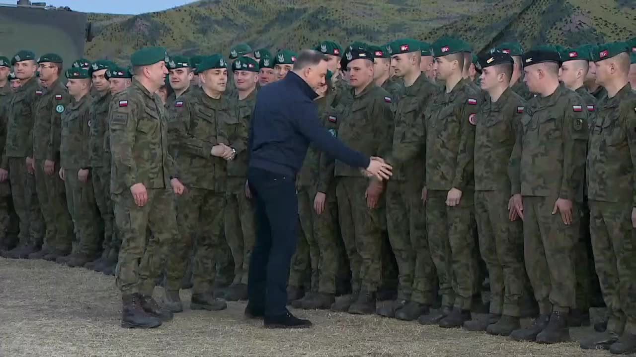 “Nie mam wątpliwości, że nasi żołnierze potrafią walczyć tak samo, jak ukraińscy”. A. Duda spotkał się z żołnierzami w Rzeszowie