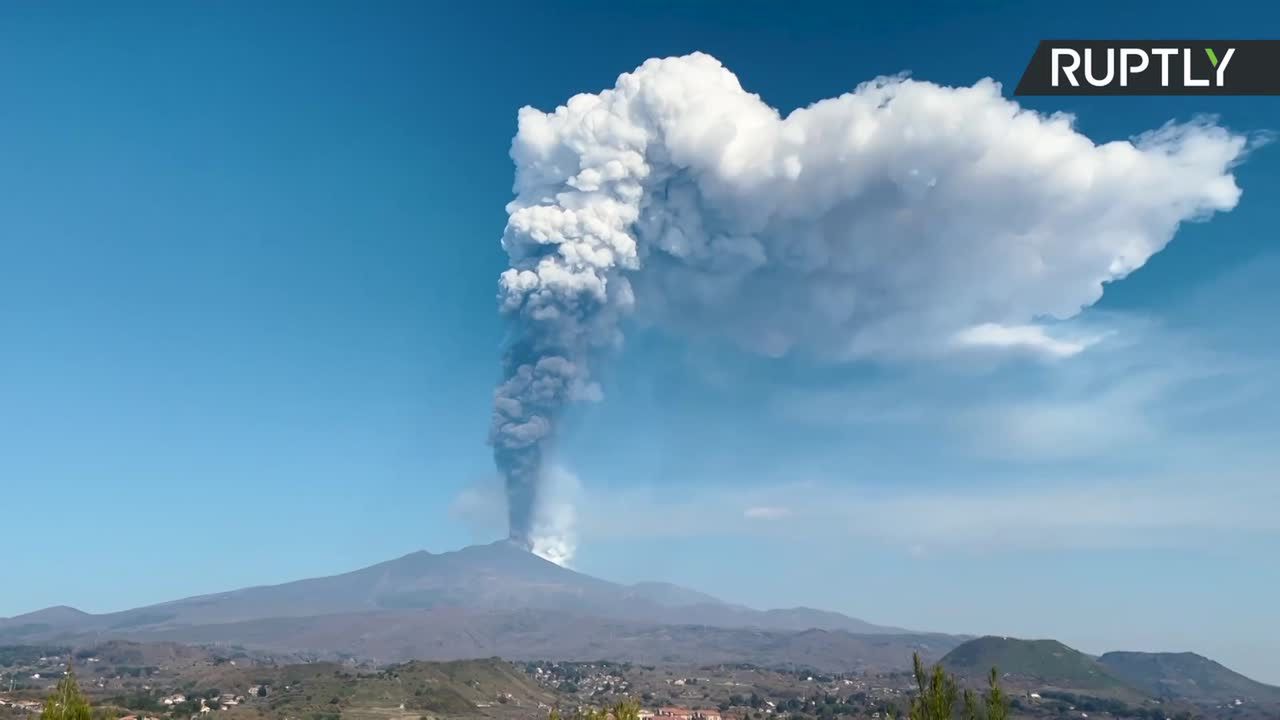 10. erupcja w ciągu 16 dni. 300-metrowa chmura pyłu nad Etną