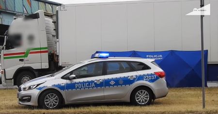 Kierowca tira śmiertelnie potrącił kobietę na przejściu w Warszawie