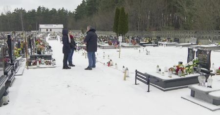 Ziemia na cmentarzu pochłonęła 40 grobów. Nie wiadomo, kto ma zapłacić za zniszczone pomniki