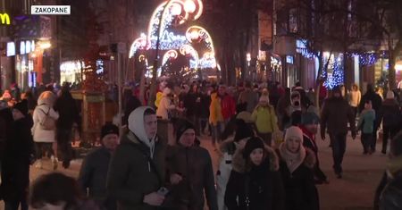 Na Krupówkach tłumy mimo zimna i pandemii. Frekwencja zaskakuje nawet stałych bywalców