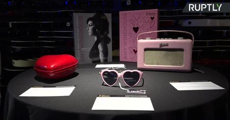 Ponad 800 pamiątek po Amy Winehouse, w tym sukienka z jej ostatniego koncertu, pójdą pod młotek