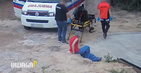 Załoga karetki porzuciła pacjenta pod przypadkową posesją? “Leżał jak worek kartofli”
