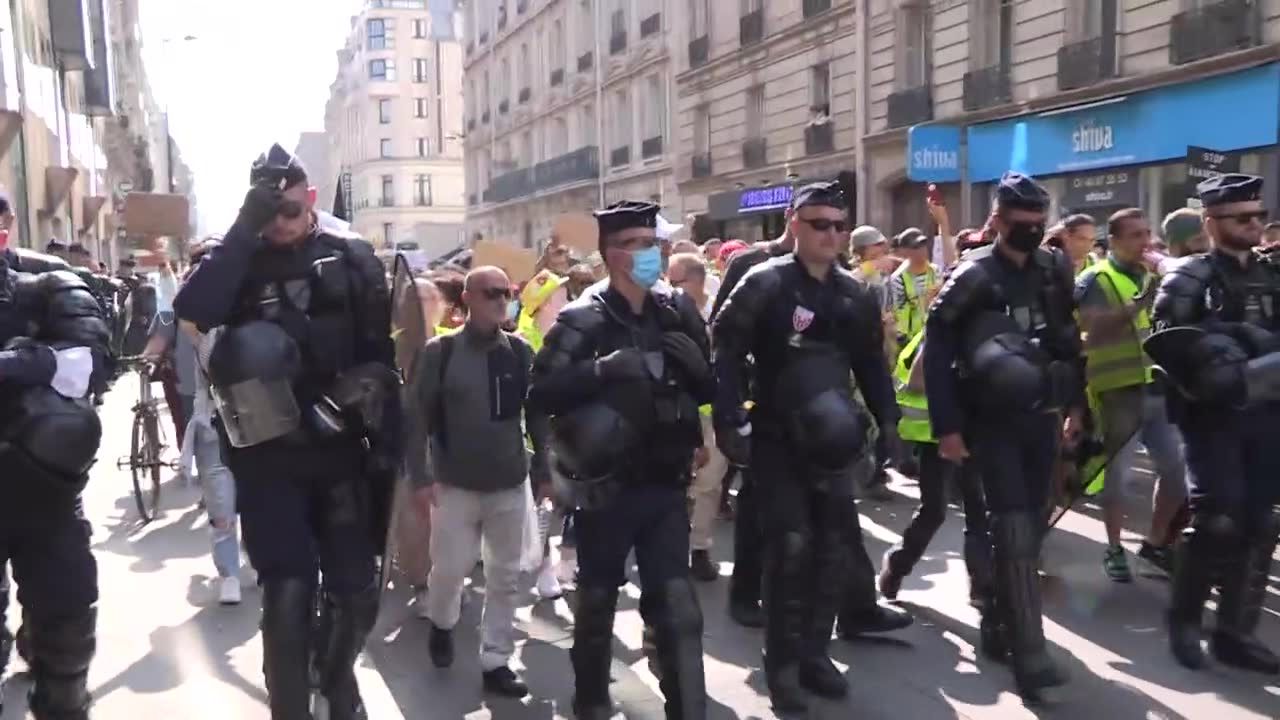 Paszport covidowy potrzebny do wejścia do centrów handlowych, pociągów i kin. Francuzi protestują.