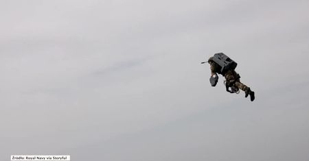 Kombinezon odrzutowy w służbie wojsku. Brytyjska marynarka testowała go u wybrzeży Anglii.