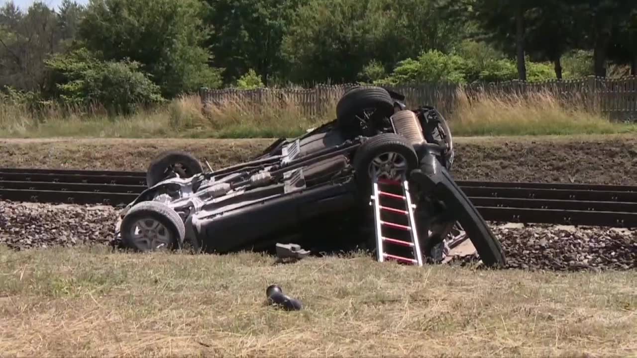 Dwie osoby w szpitalu po zderzeniu auta z pociągiem na przejeździe pod Częstochową