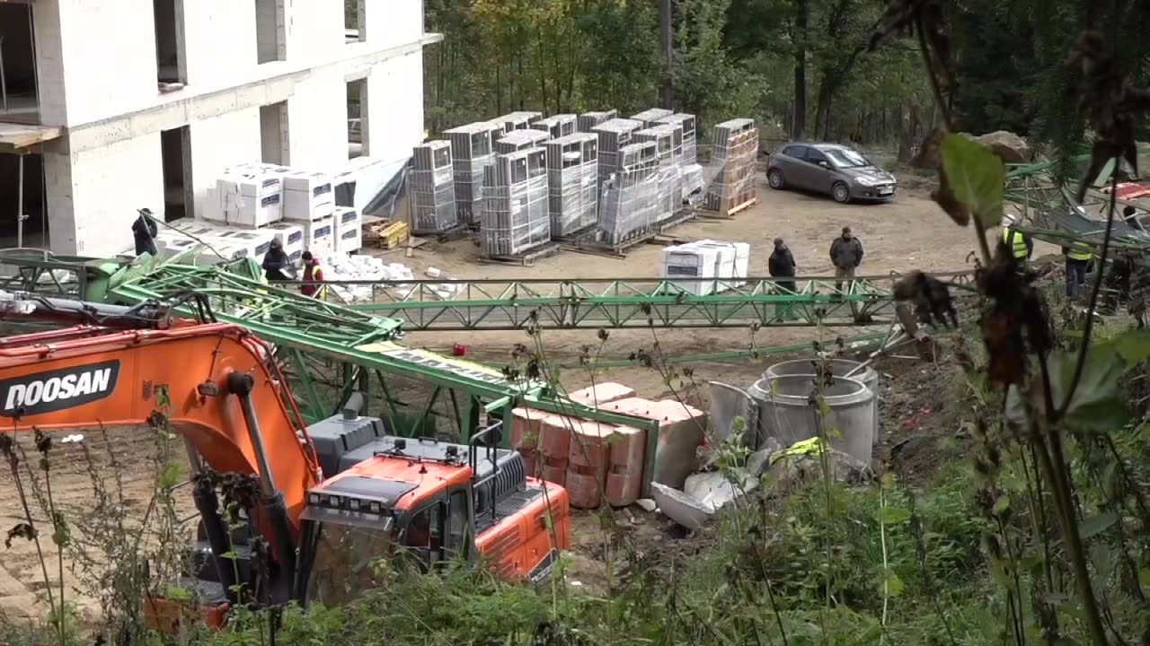 35-metrowy dźwig przewrócił się w trakcie prac w Szklarskiej Porębie. Jedna osoba zginęła.