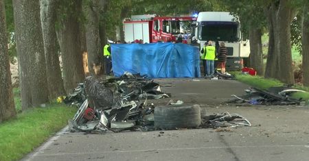Porsche rozbiło się o drzewa na Mazurach. Dwie osoby zginęły